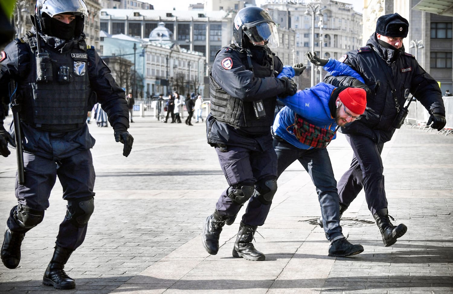 anti ukraine russia war protesters