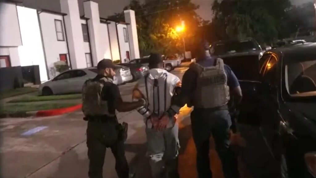 ICE agents arrested 422 illegal migrants