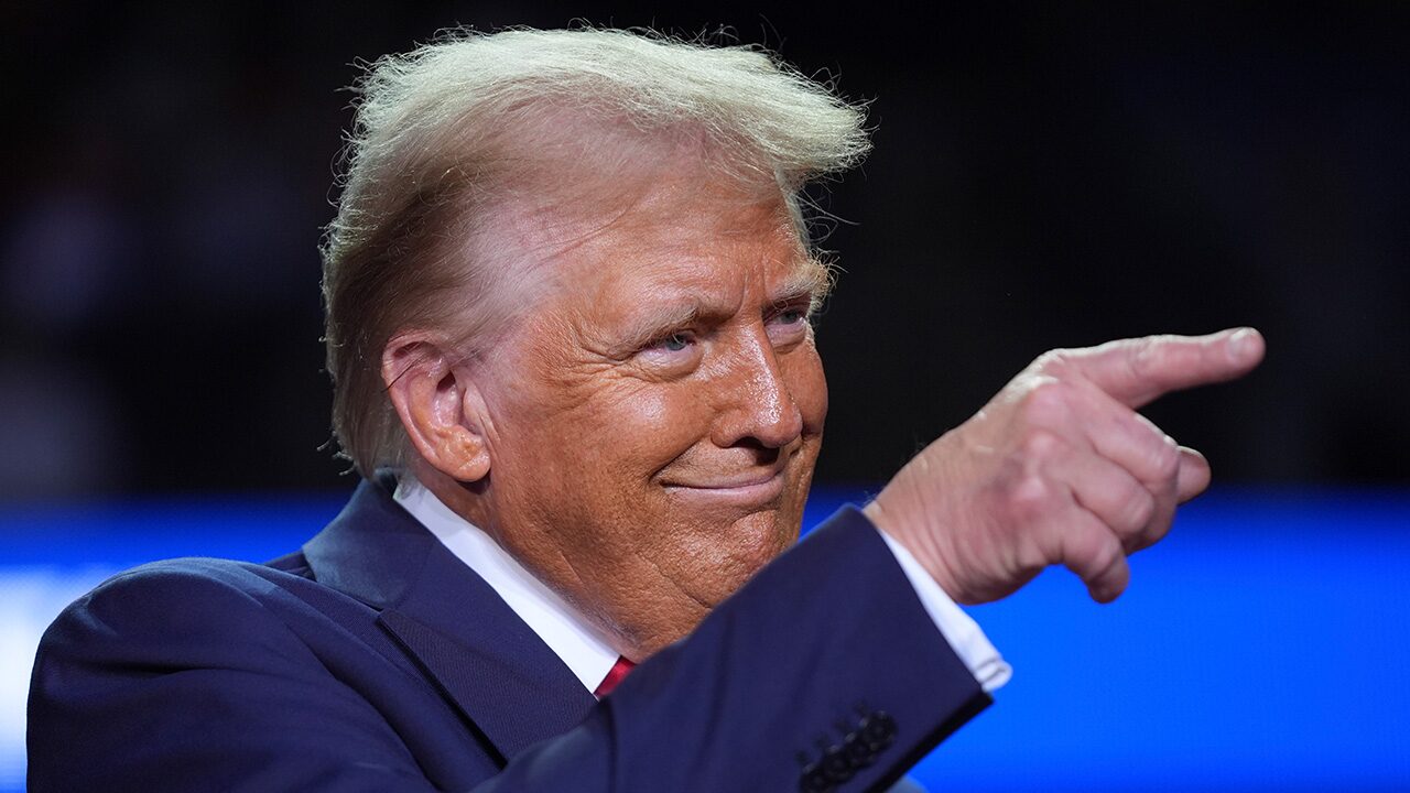 trump pointing finger