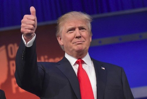 dopnald trump giving thumbs up