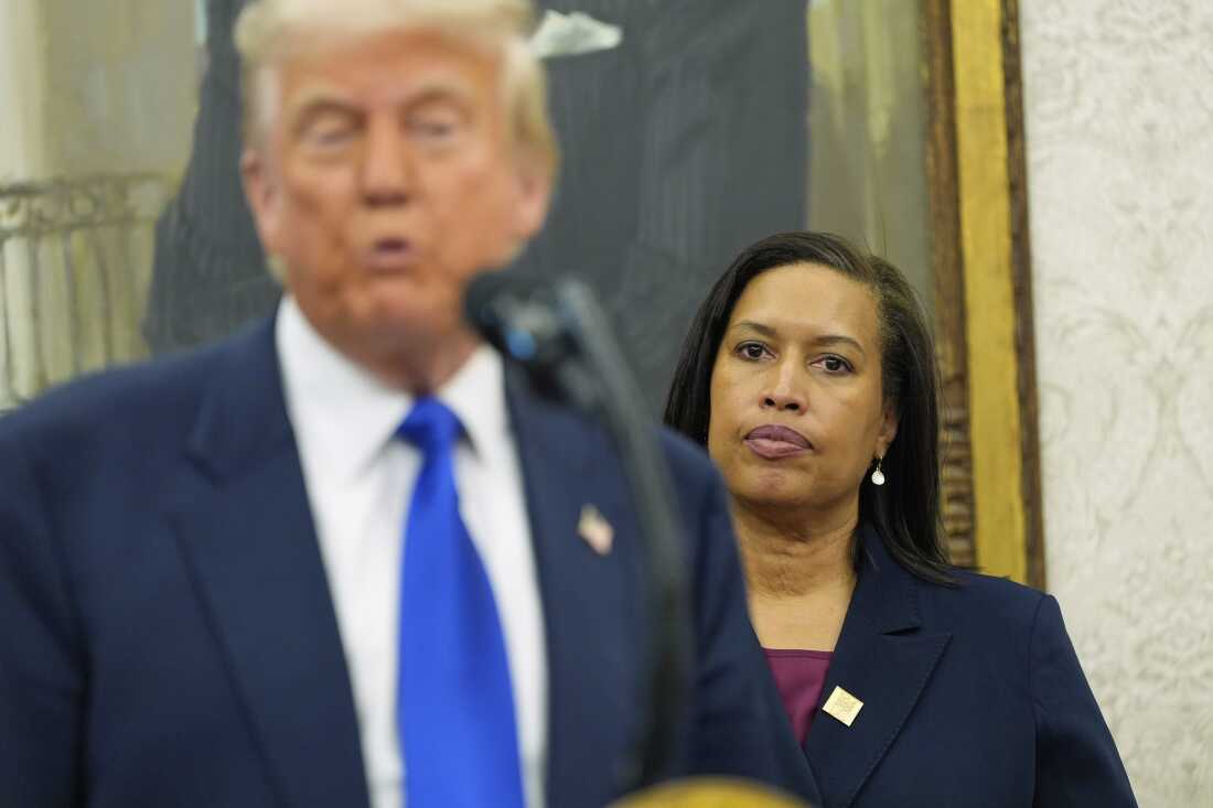 washington d.c. mayor speaking to reporters August 2025