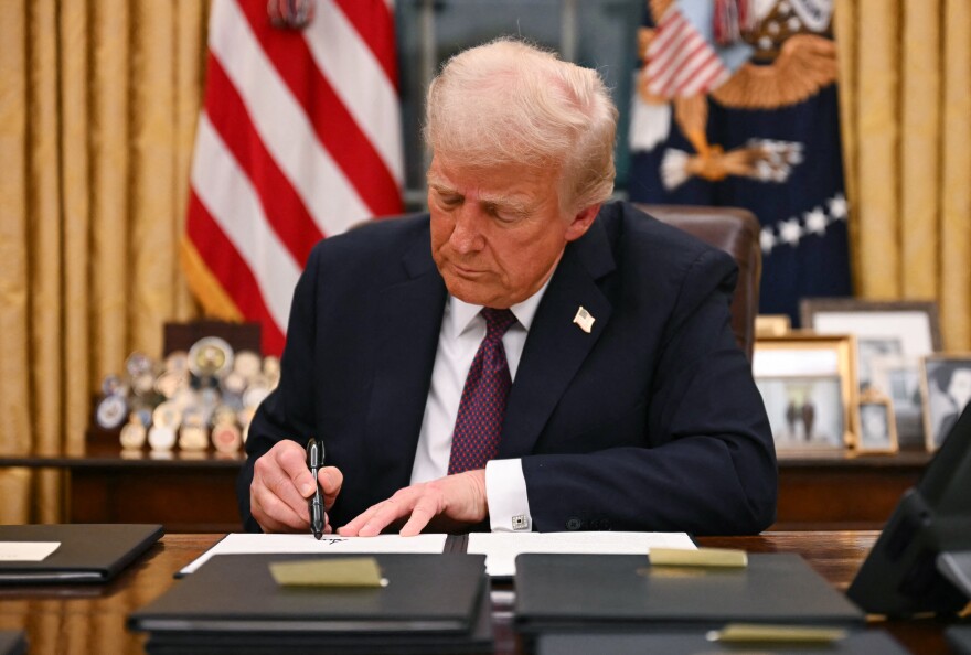 Donald Trump alone in Oval Office 2025