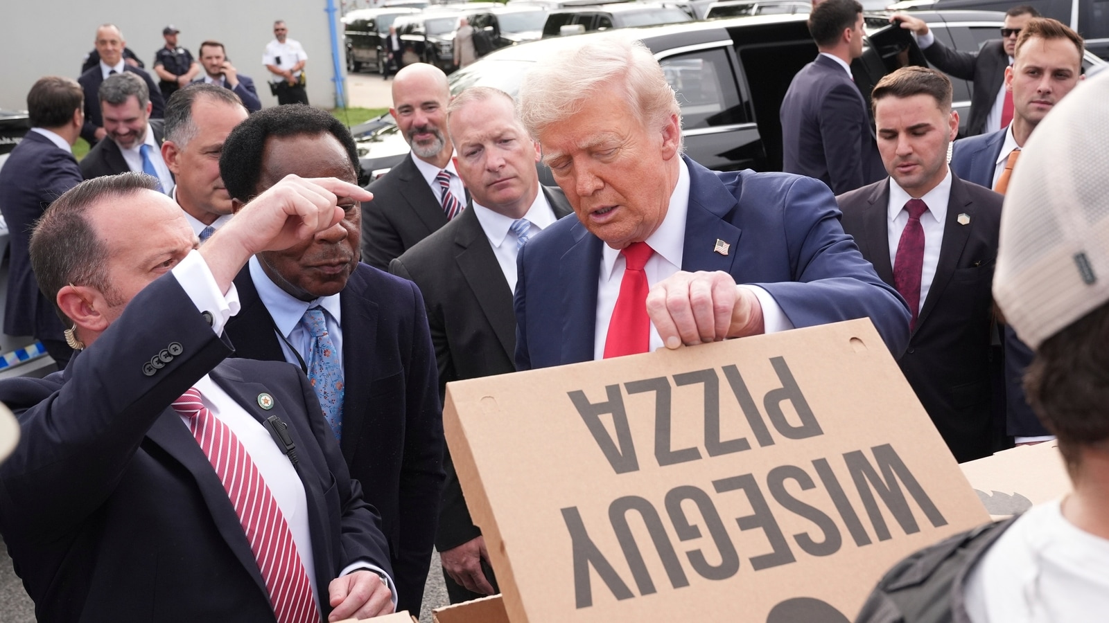 donald trump eating pizza in wahsington d.c. with federal officers