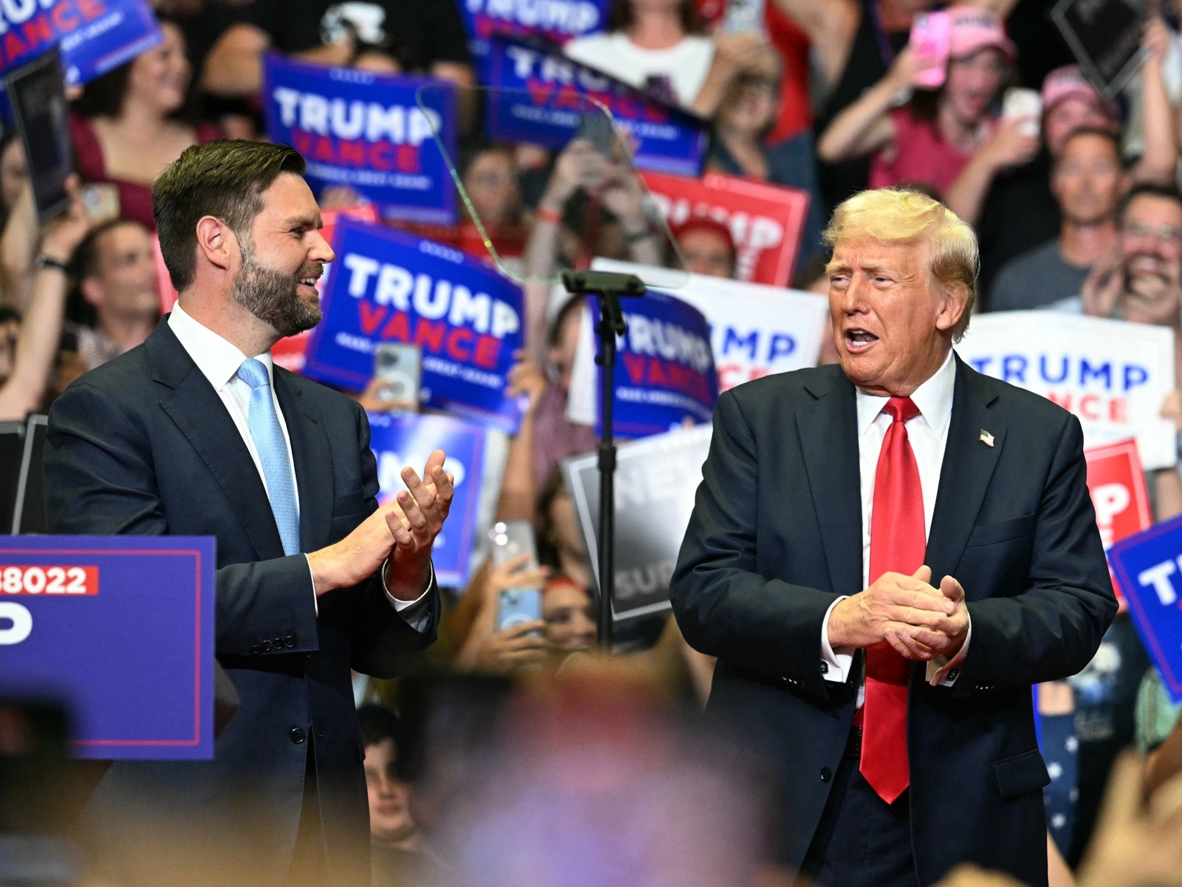 donald turmp and jd vance on stage