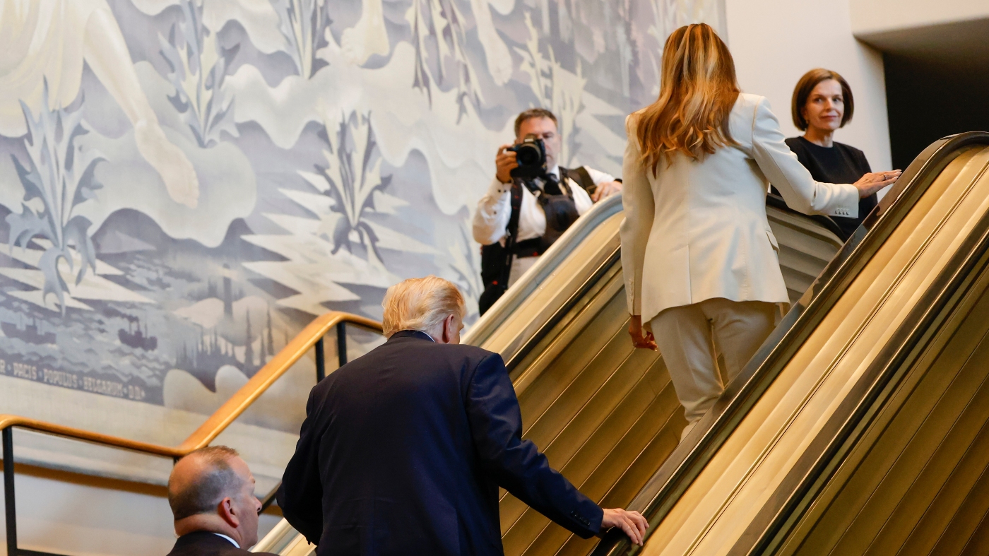 trump and melania walking up the un escalator after malfunction
