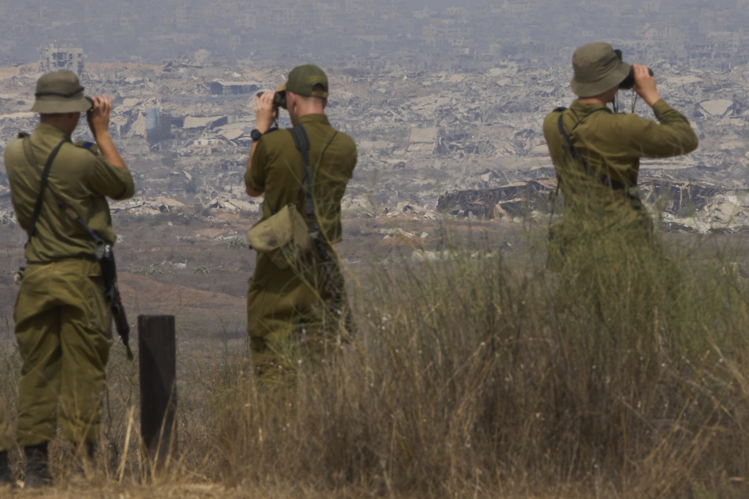 Israeli soldiers watching the northern Gaza Strip from southern Israel